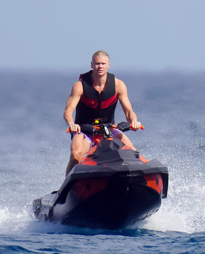 Ảnh bài viết Haaland cực ngầu với khoảnh khắc lái cano trên biển